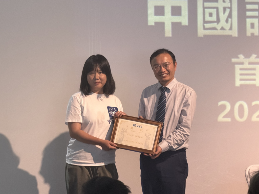 2026年7月12日,中国议会(临时)筹备委员会在洛杉矶“六四纪念馆”召开创始选民交流会。图为陈闯创为工作人员刘芳颁奖。(马尚恩/大纪元)
